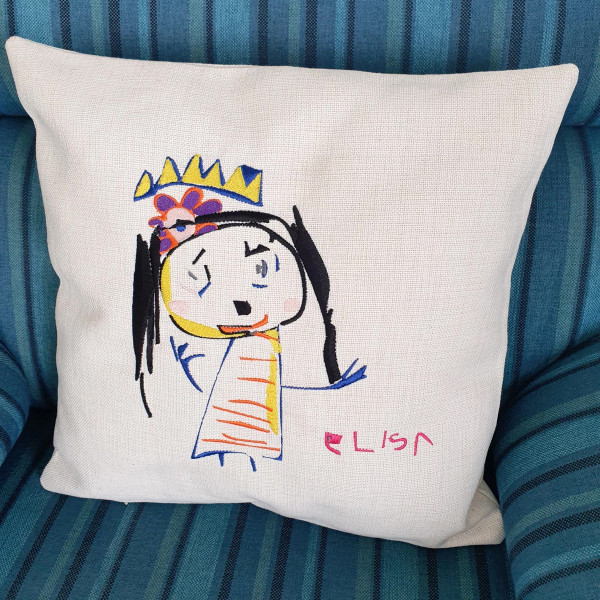 dessin enfant brodé sur coussin