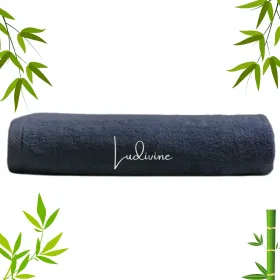 drap de bain brodé avec un prénom bleu marine