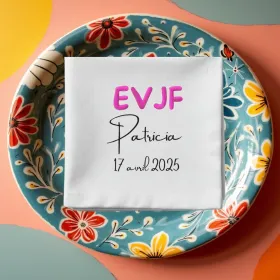 Petit cadeau copine EVJF avec une serviette de table brodée