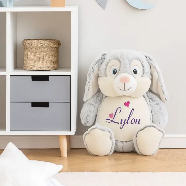 peluche lapin posé dans une chambre enfant