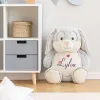 peluche lapin posé dans une chambre enfant