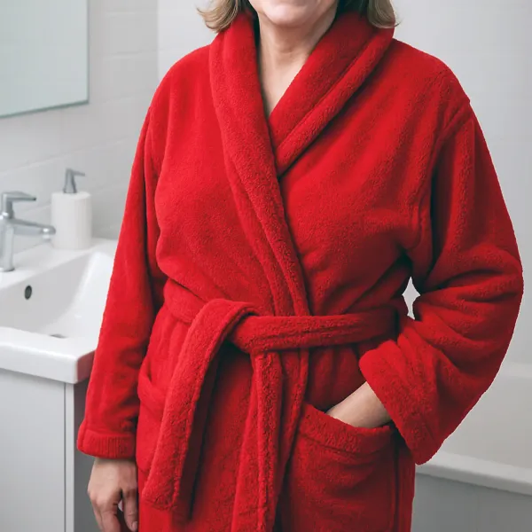 femme qui porte un peignoir rouge