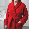 femme qui porte un peignoir rouge