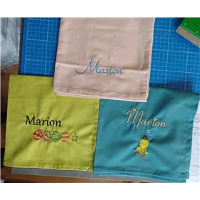 prénoms brodés sur des serviettes de table coton