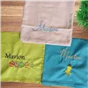 broderie prénoms sur des serviettes de couleur