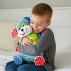 enfant qui sert la peluche chien contre lui