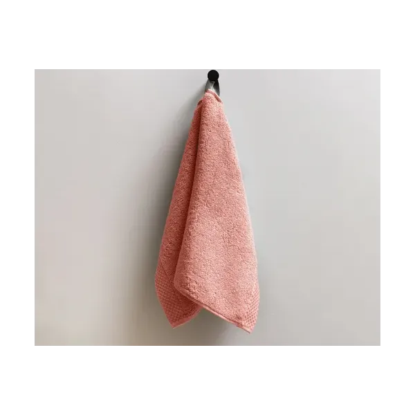 Couleur contemporaine pour notre linge de bain coral brodé