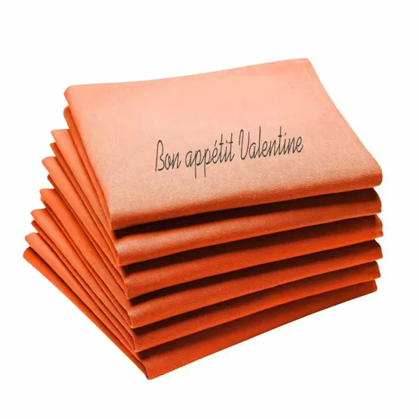 serviette de table orange personnalisée et brodée avec prénom