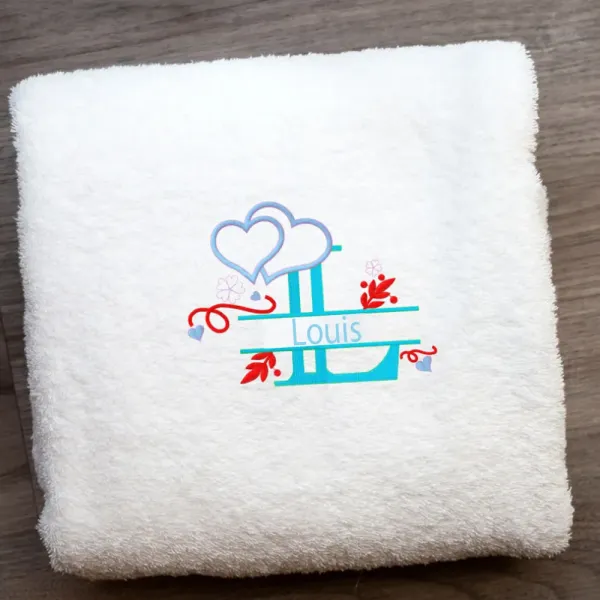 serviette de bain brodée avec prénom garçon