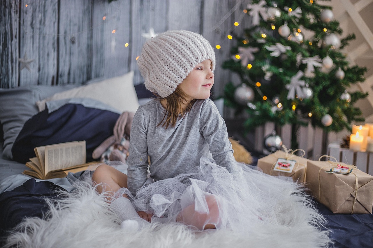 petite fille a noel avec des cadeaux