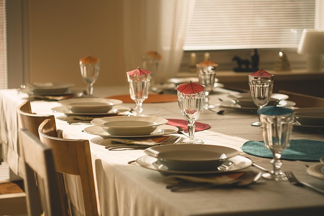 table de repas avec serviettes